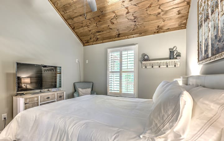 第二间卧室还配备一张大号双人床和40英寸hdtv。