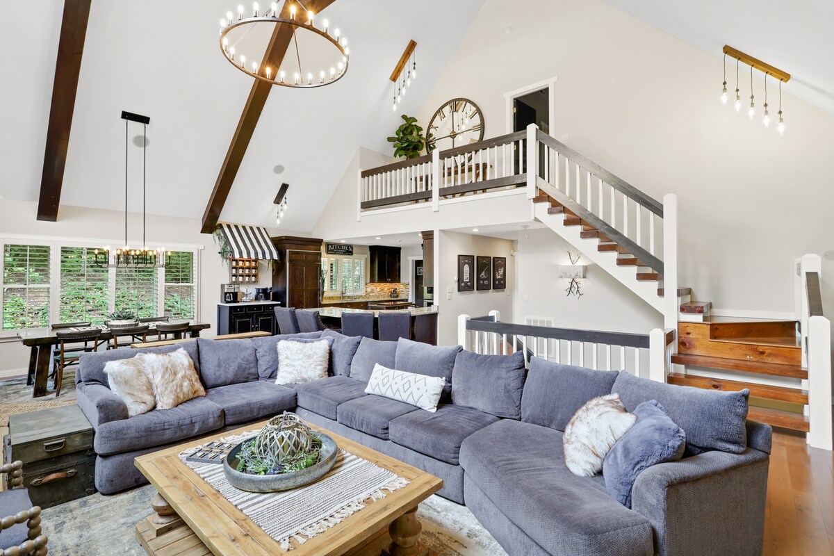 Successful Airbnb property: Mountain Cabin | Paved Roads, WiFi, Near Downtown! in Blue Ridge