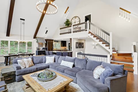 Successful Airbnb property: Mountain Cabin | Paved Roads, WiFi, Near Downtown! in Blue Ridge