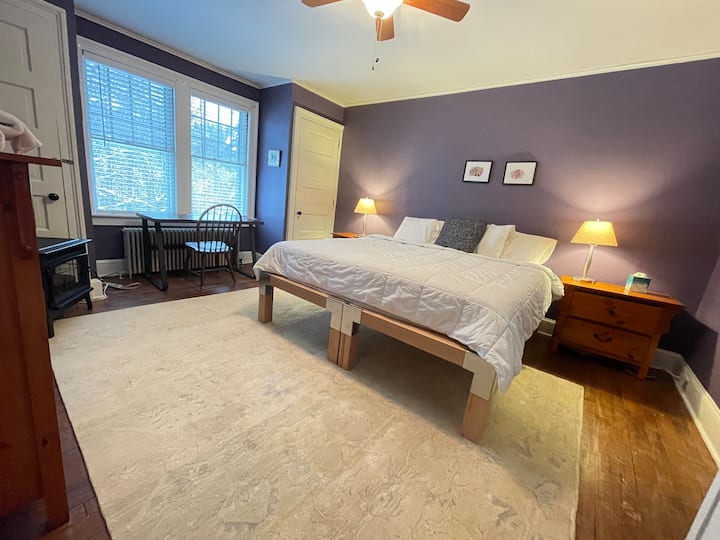 Queen bed+private bath, breakfast included Guesthouses for Rent in