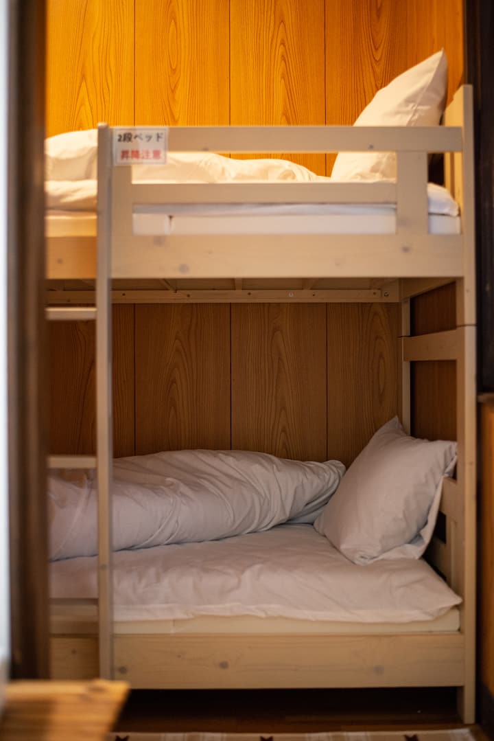 שתי מיטות קומתיים 

