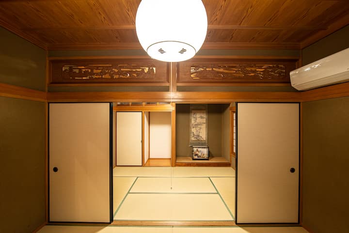 חדר טטאמי יפני 1
אם אתם רוצים לישון כאן, קחו פוטונים מהמחסן ושכבו עליהם. לא צריך להחזיר פוטונים לאחסון ולארגן סדינים וציפיות, פשוט תשאירו אותם. 

כשאתם ישנים בחדר בסגנון יפני, אנא הוציאו את הפוטון מהארון. אין צורך להחזיר אותם לארון או להסיר את הסדינים לאחר השימוש.