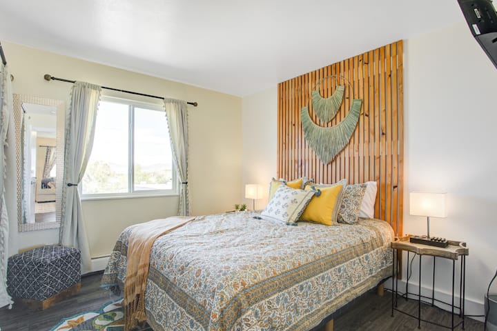 Това е нашата спалня с двойно легло, всяка стая разполага с телевизор, места за сядане, 2 пъти подложки за багаж и персонализирана табла! 