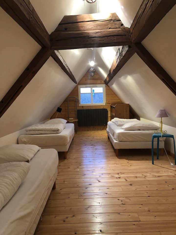 Mezzanine na vitanda 3 vya mtu mmoja 