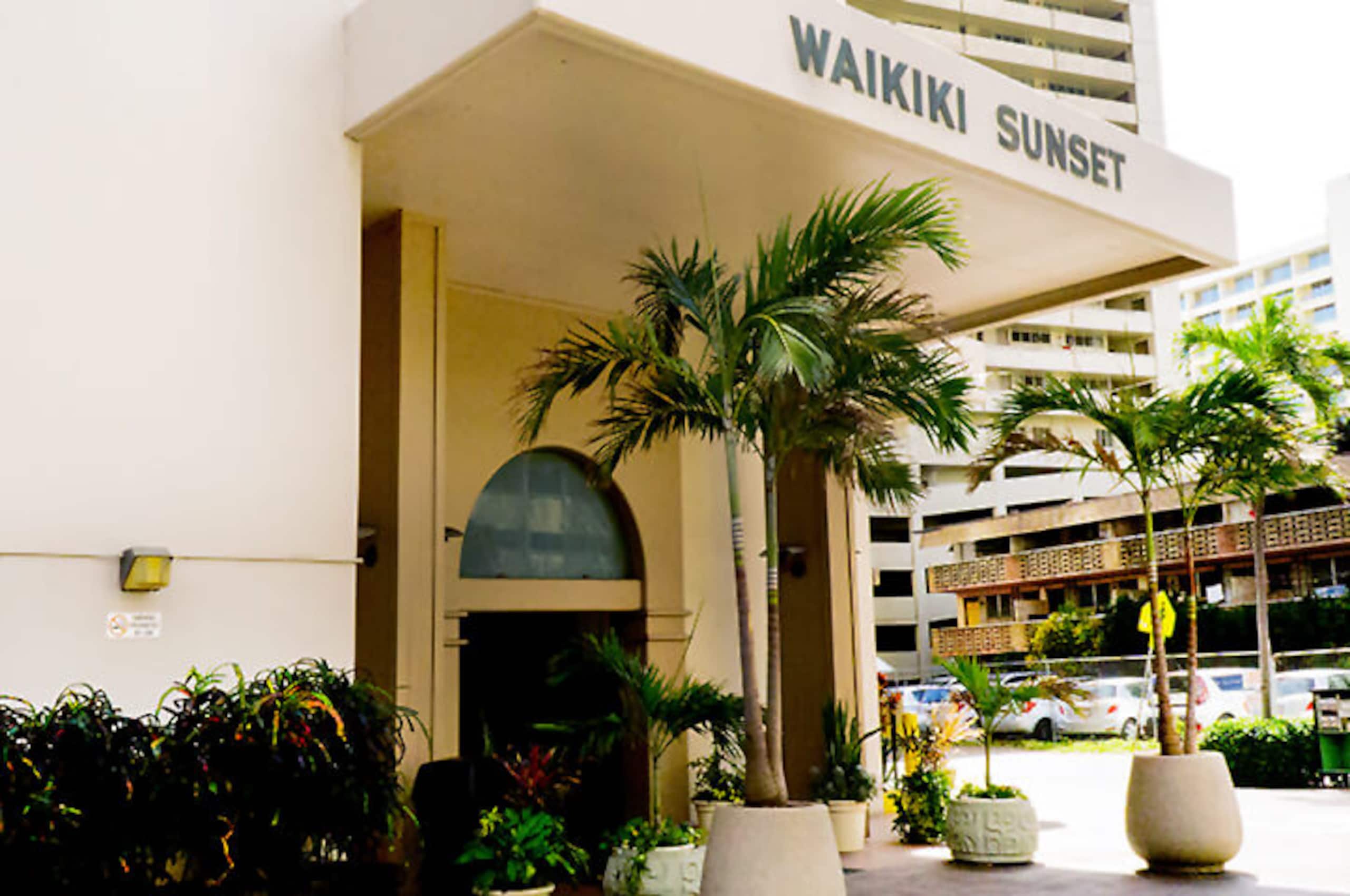 Condo in Honolulu · ★4.84 · 1 bedroom · 2 beds · 1 bath - Image 13