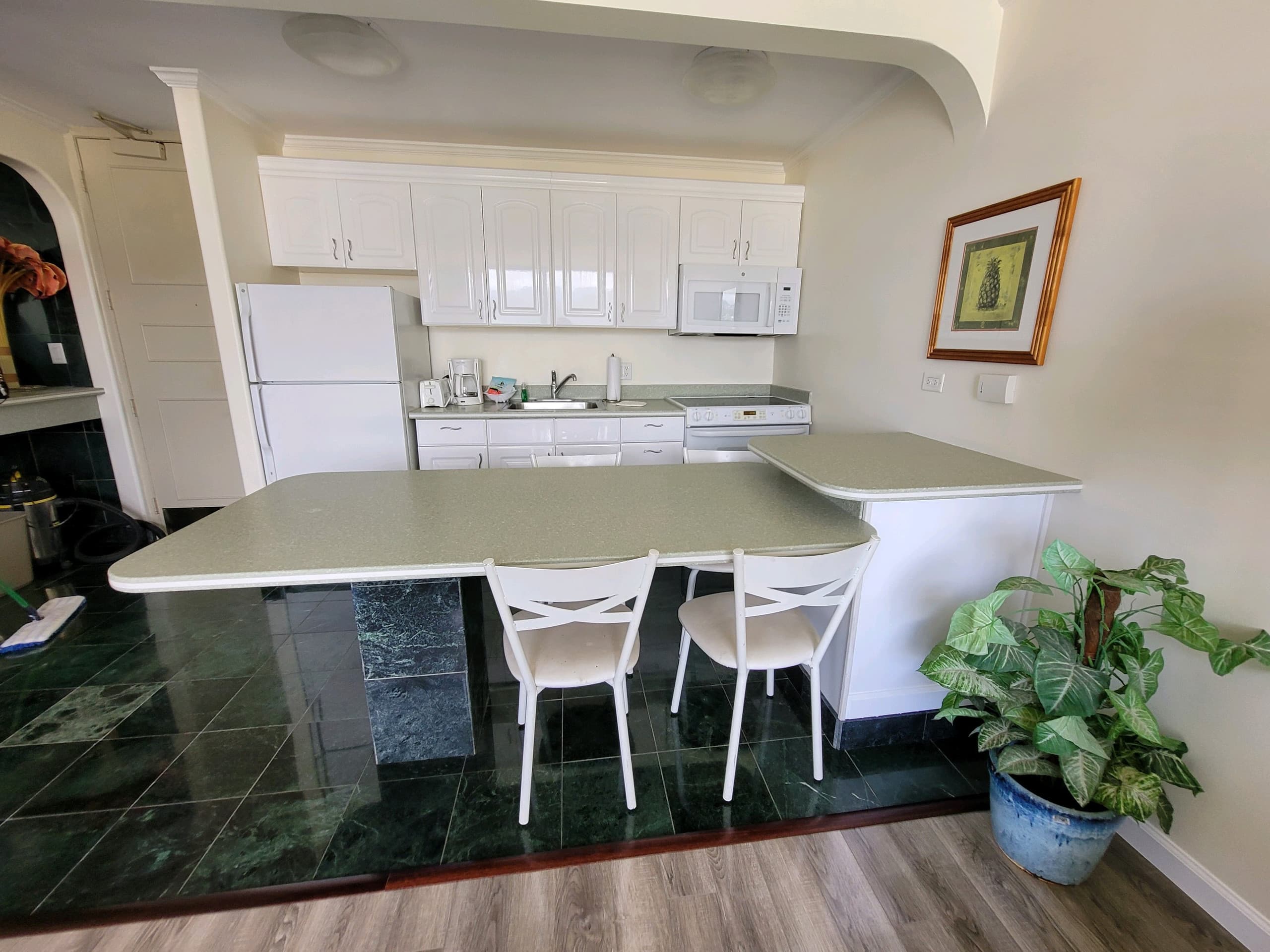 Condo in Honolulu · ★4.84 · 1 bedroom · 2 beds · 1 bath - Image 6