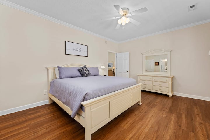 Lala kama mwanafamilia wa kifalme kwenye kitanda aina ya king.