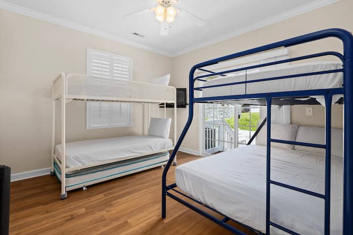 Watoto watapenda chumba cha kulala cha ghorofa.