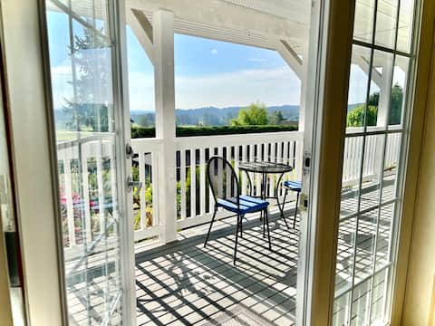 Cobble Hill valley view garden suite