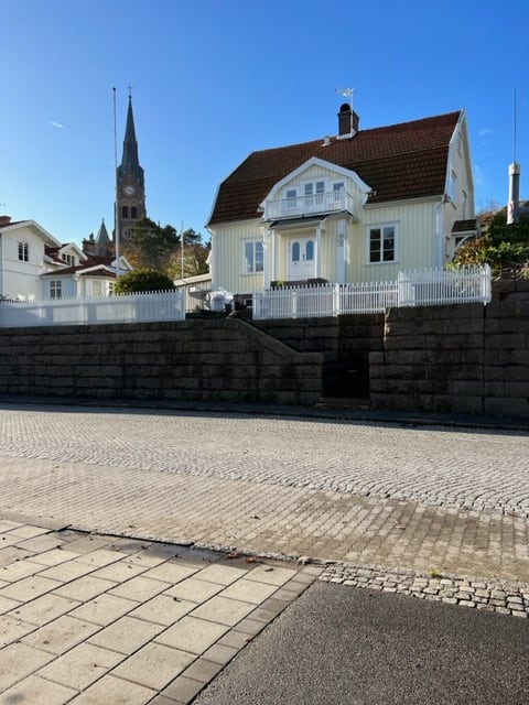 A grand captain's house right in the centre near the sea