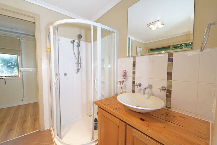 Big Group Holiday Entire House 8BRM Vermont VIC gallery image 5