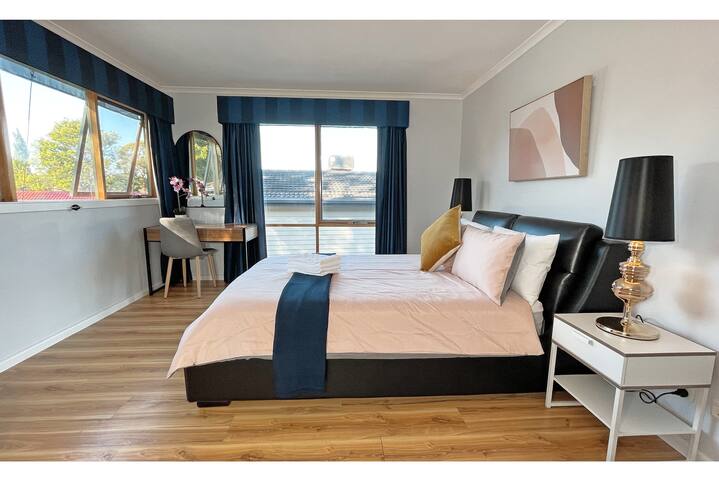 Big Group Holiday Entire House 8BRM Vermont VIC gallery image 4