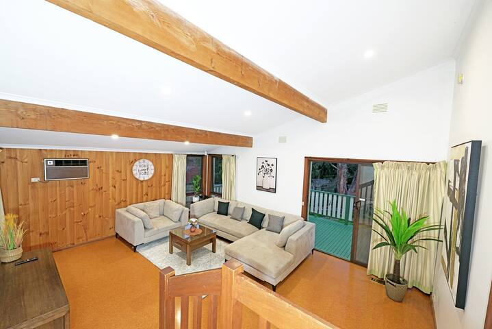 Big Group Holiday Entire House 8BRM Vermont VIC gallery image 3