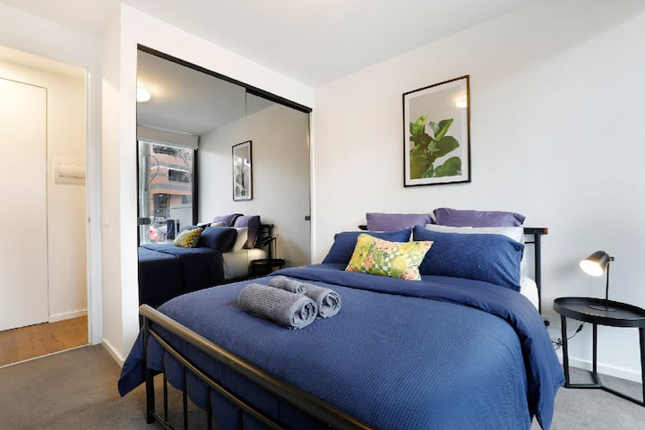 Dormitorio principal con cama tamaño Queen, Doona King, ropa de cama de calidad, BIR con espejos.