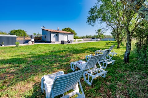 Modern cottage for 4 with garden+ free parking