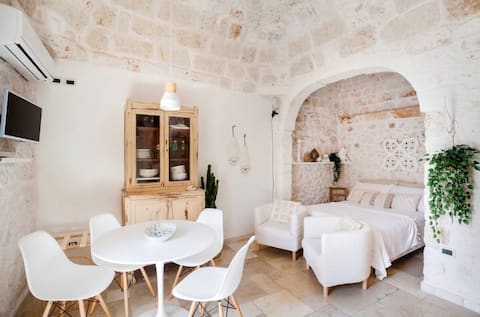 Annuncio Airbnb popolare: Cozy stone home w/ terrace in the heart of Ostuni a Ostuni