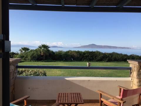 Beachfront Villa-Panoramic water views, AC & WiFi