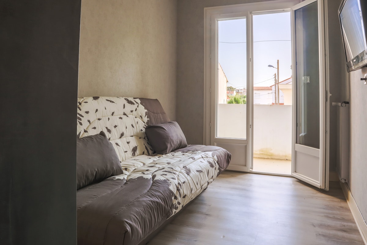 Საძინებელი 2 გასაშლელი დივნით (140 × 200), სათავსოთი და აივნით