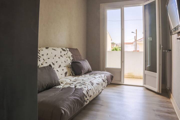 Spálňa 2 s rozkladacou pohovkou (140 x 200), úložným priestorom a prístupom na balkón