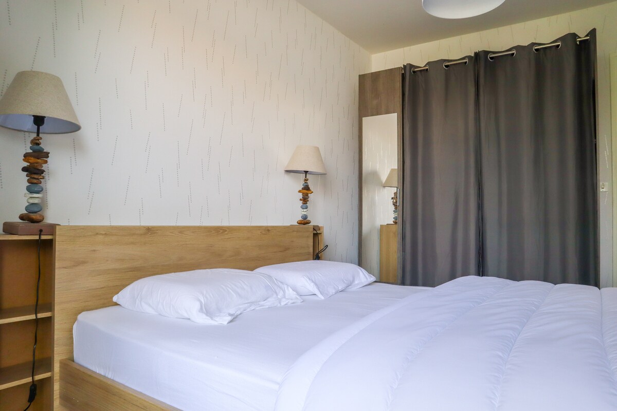 Საძინებელი 1 დიდი საწოლით (160 × 200), სათავსოთი და აივნით