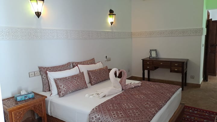 Apartmán Marrakech, obývacou izbou a tradičnou kúpeľňou.
