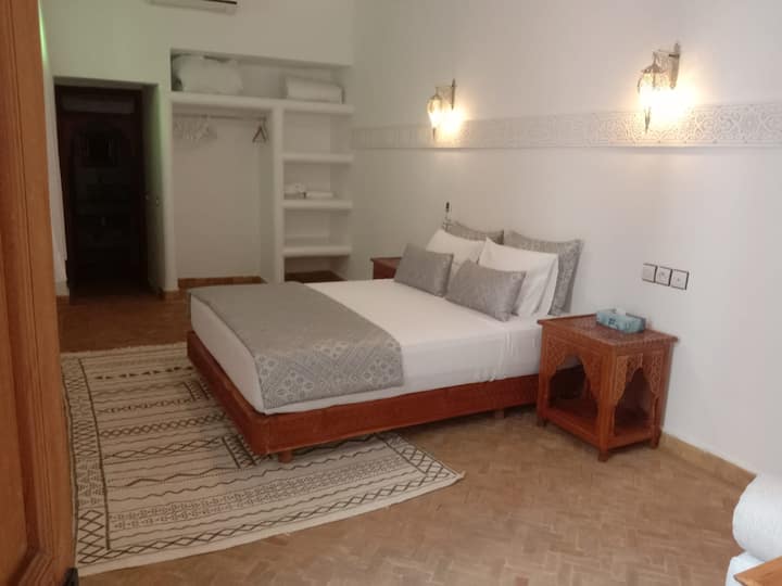 Spálňa Rabat s tradičnou kúpeľňou, sprchou a WC