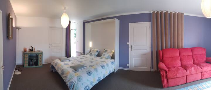 พื้นที่นอนที่เข้าถึงห้องน้ำลานระเบียงสระว่ายน้ำและห้องครัวได้โดยตรง