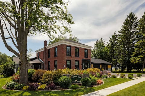 1833 Candlelight Guest House: A Historic Gem