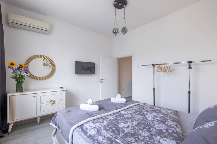 Dhoma e gjumit 1.
Krevat dopio "queen"