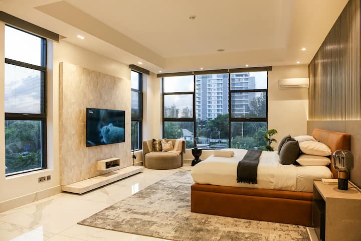 Luxury Serviced Apartment in Ikoyi w/ Patio, Wi-Fi