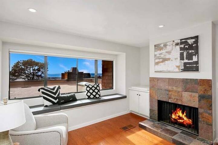 Del Mar! Walk to beach, Updated + Ocean views!