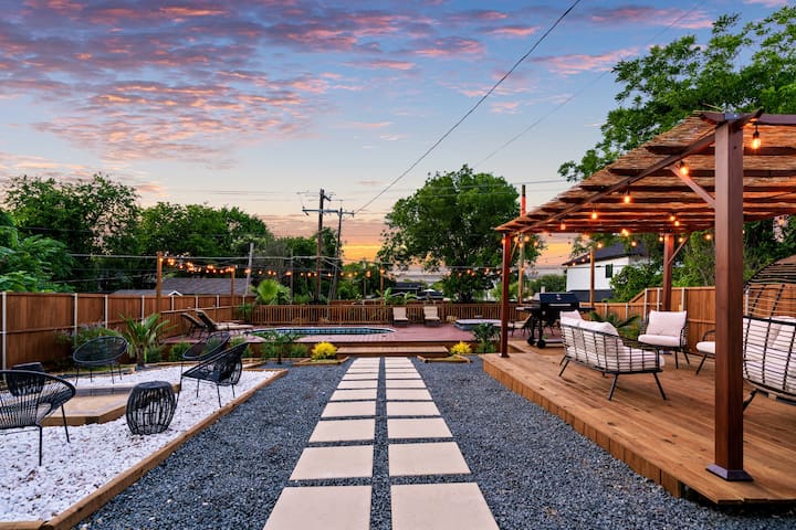 Spacious Dallas Home- Big Backyard, Jacuzzi & Pool gallery image 2