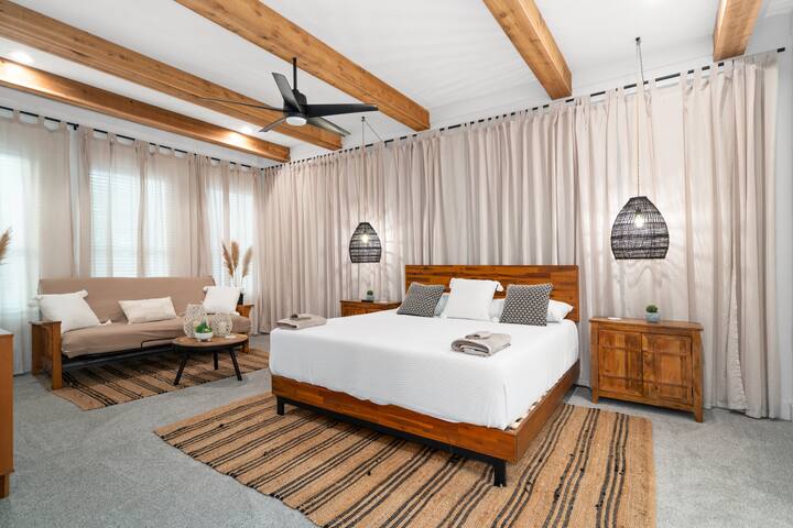 Spacious Dallas Home- Big Backyard, Jacuzzi & Pool gallery image 3