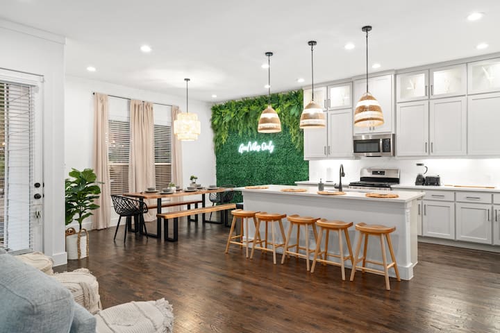 Spacious Dallas Home- Big Backyard, Jacuzzi & Pool gallery image 4