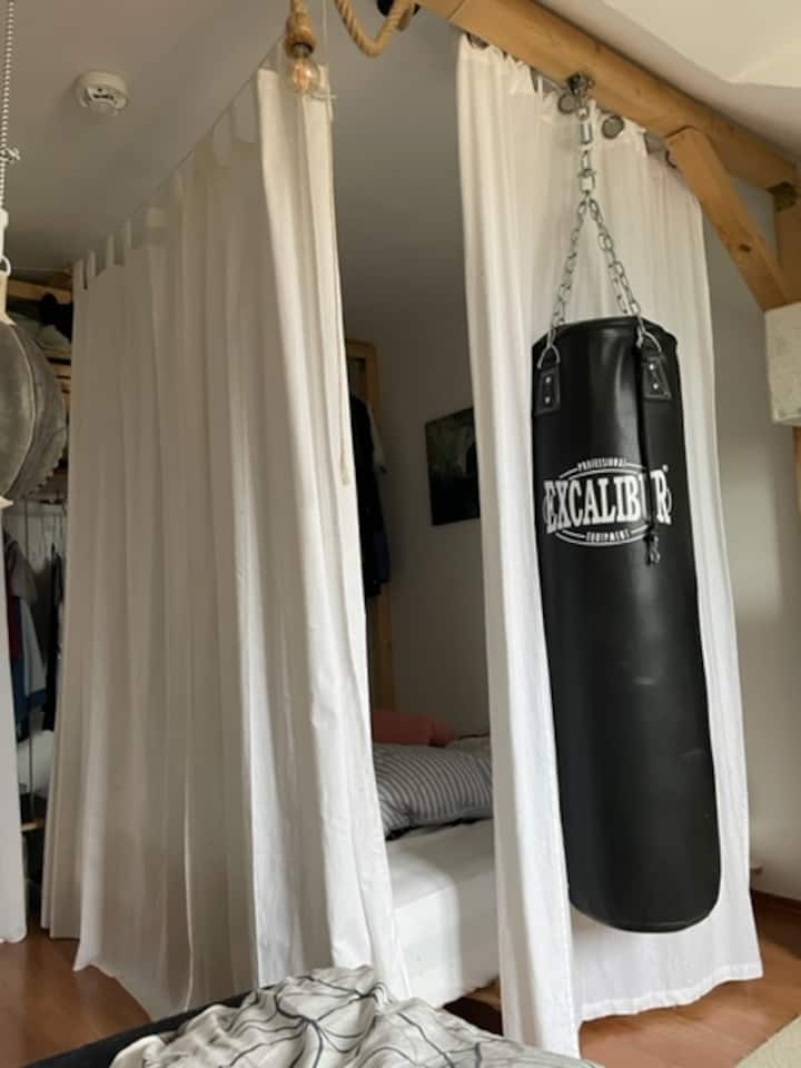 Dormitorio con saco de boxeo y "cama estilo 4-poster"