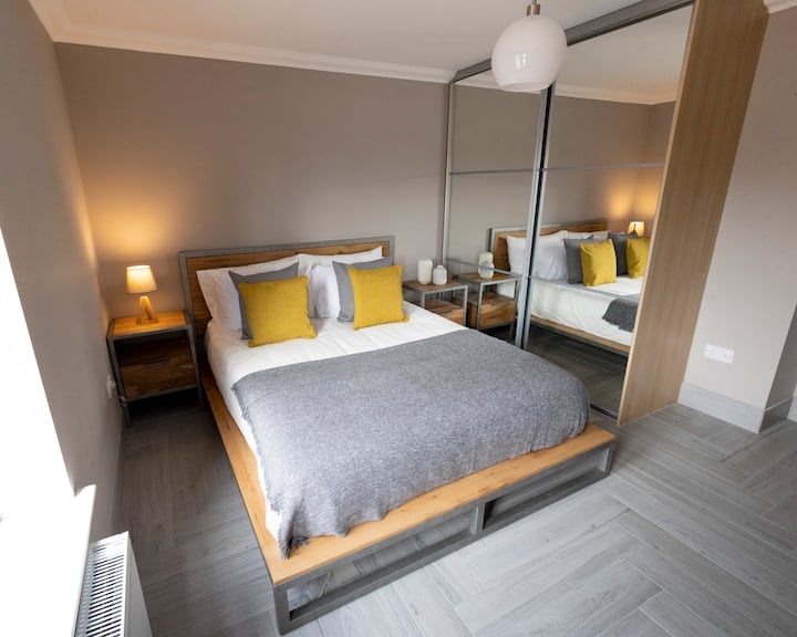 Spálňa s manželskou posteľou King a vybaveným šatníkom