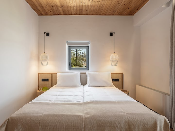 La chambre à deux lits se trouve au 1er étage avec draps et matelas haut de gamme. 