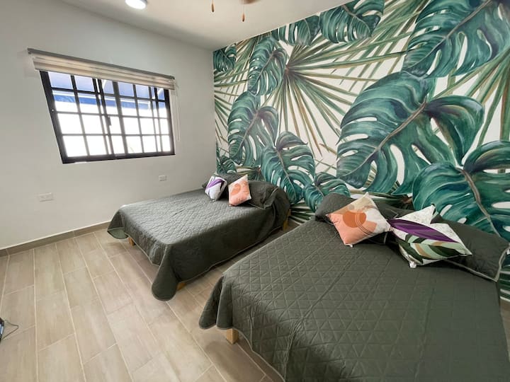 בחדר השינה יש שתי מיטות זוגיות רחבות, מיזוג אוויר ואינטרנט אלחוטי, וילון ומאווררים