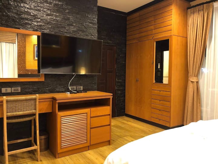 ทีวีในห้องนอนทุกห้องและ Wi-Fi ฟรี 