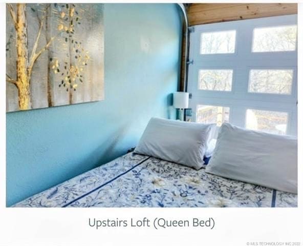 Wister Ridge Cottage ლოფტის საძინებელი. Გააღეთ ავტოფარეხის კარი ცალკე აივანზე. 