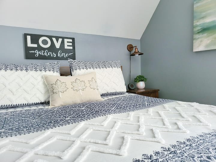 Wister Ridge Cottage primárna spálňa na poschodí s televízorom, ktorý je vybavený DVD prehrávačom. 