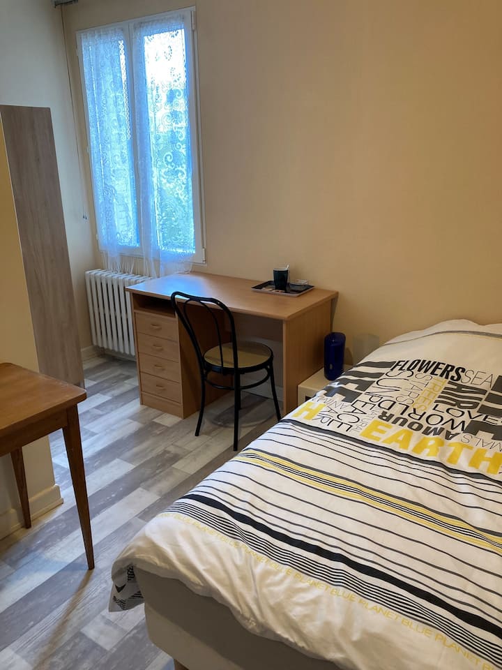 13/ Private room with bathroom, train station side Apartments for