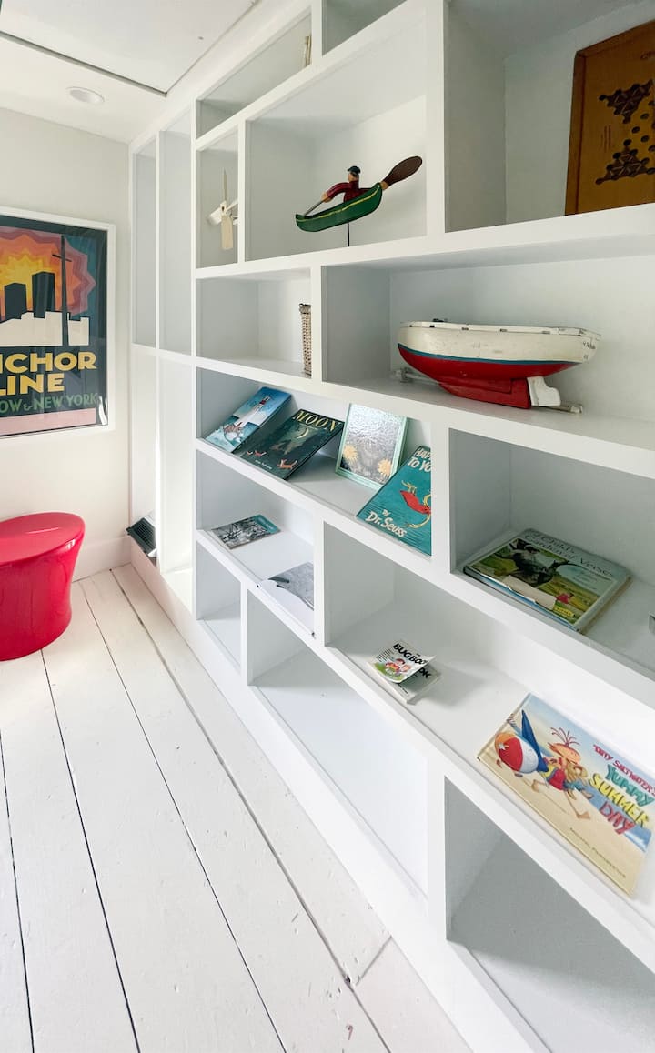 子供用バンクルームの吊り下げスペースと棚。