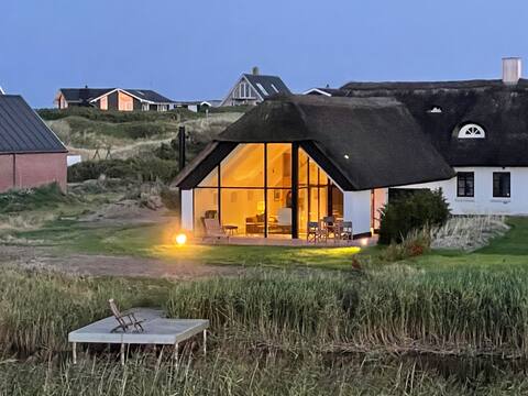 BY THE SEA: DESIGN-LOFT FOR TWO WITH PRIVATE LAKE