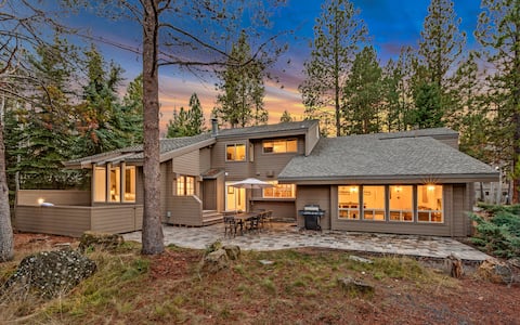 Spacious 7BR Getaway, Golf View & Waterpark