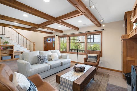 Spacious 5-bed chalet w/ hot tub and mountain view