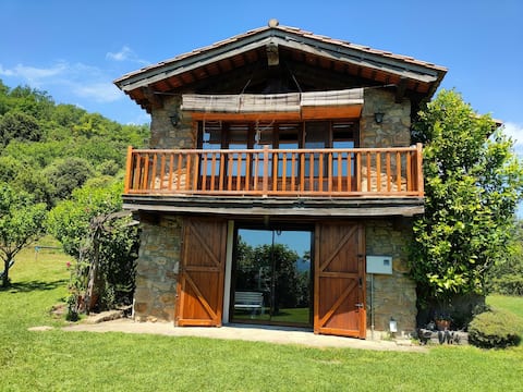 Cabaña en la montaña con balsa climatizada