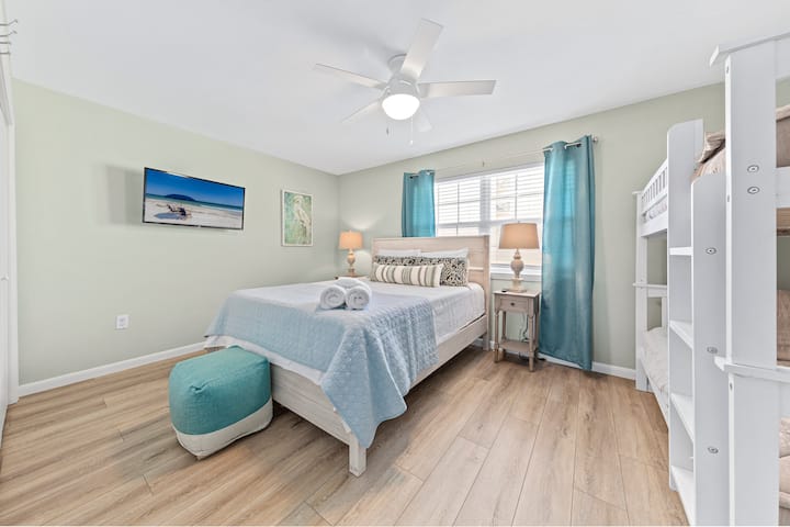 Pumzika katika chumba hiki chenye nafasi kubwa kilicho na Televisheni janja ya inchi 45. Inafaa kwa familia ndogo!