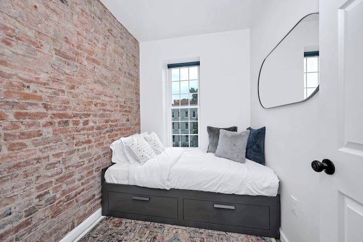 Das zweite Zimmer verfügt über ein Doppelbett, das in eine Queensize-Doppelbett umgewandelt werden kann. Dieser Raum ist klein, aber perfekt genutzt. 