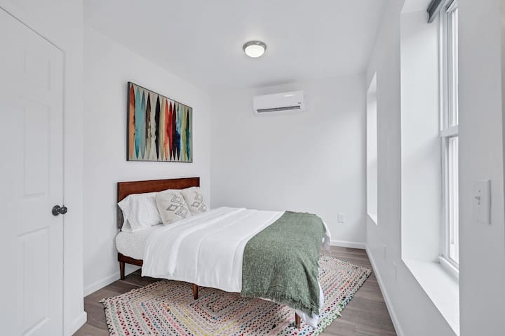 Das Hauptschlafzimmer verfügt über ein Queensize-Bett, erstaunliches natürliches Licht und einen begehbaren Kleiderschrank. Wir haben Teile des ursprünglichen Gebäudes in bestimmten Zimmern aufbewahrt. Dieser hat einen Spiegel, der aus der Mitte des 20. Jahrhunderts stammt. 